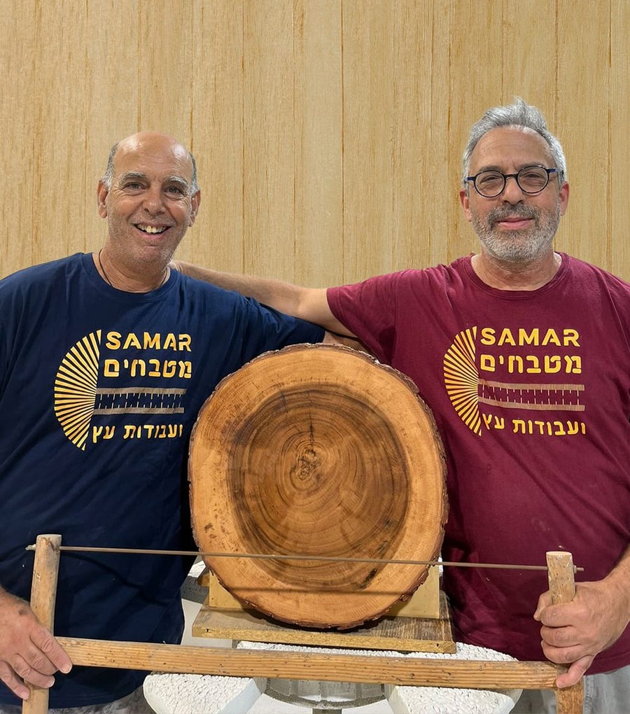 אוריאל ורז, בעלי סמר מטבחים, בנגרייה עם חתך גזע עץ ומסור קשת