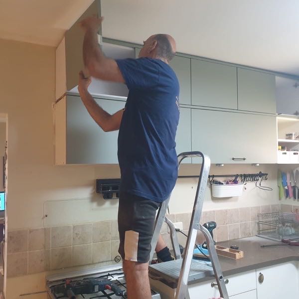 התקנת ארון עליון במטבח