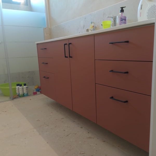 שידת מטבח בגוון טרקוטה עם מגירות